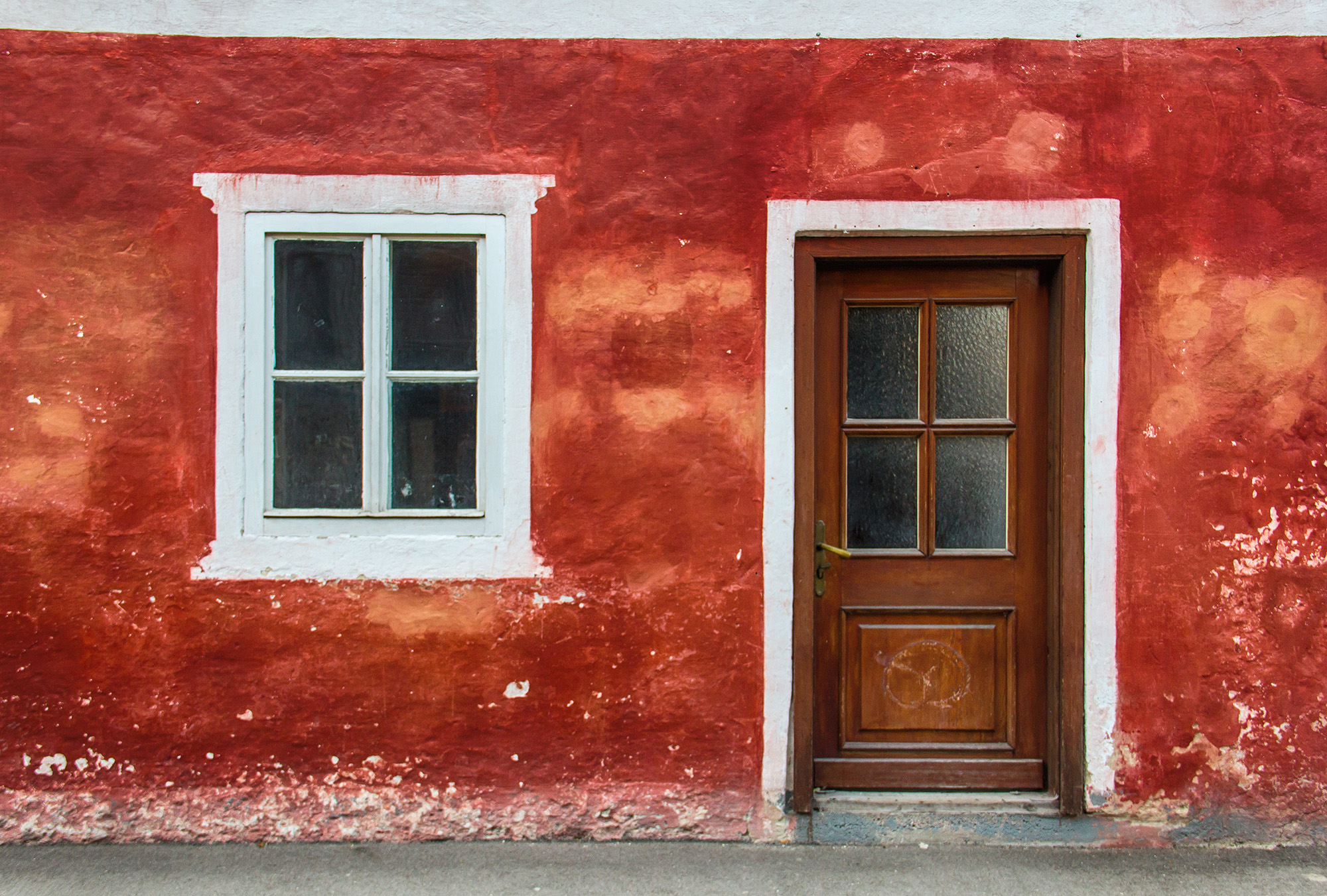 Rote Wand Tür &amp; Fenster Wagrati